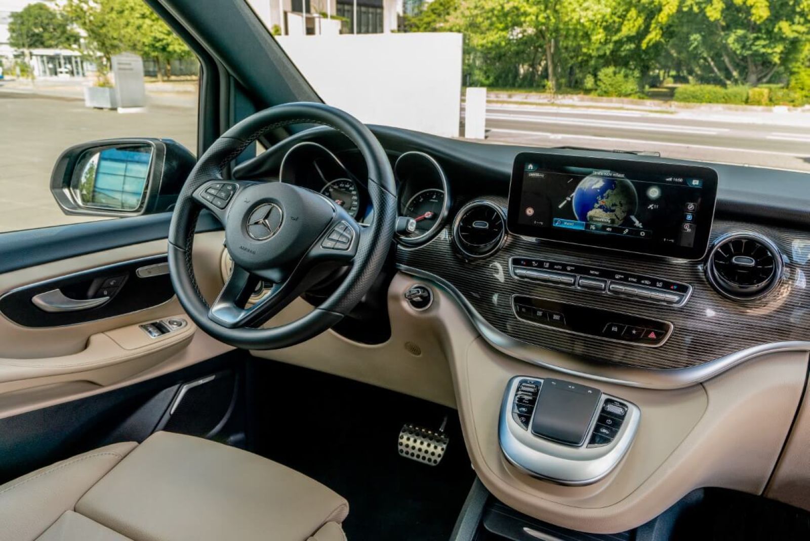 Minivan Mercedes V300d 4matic interiar front.