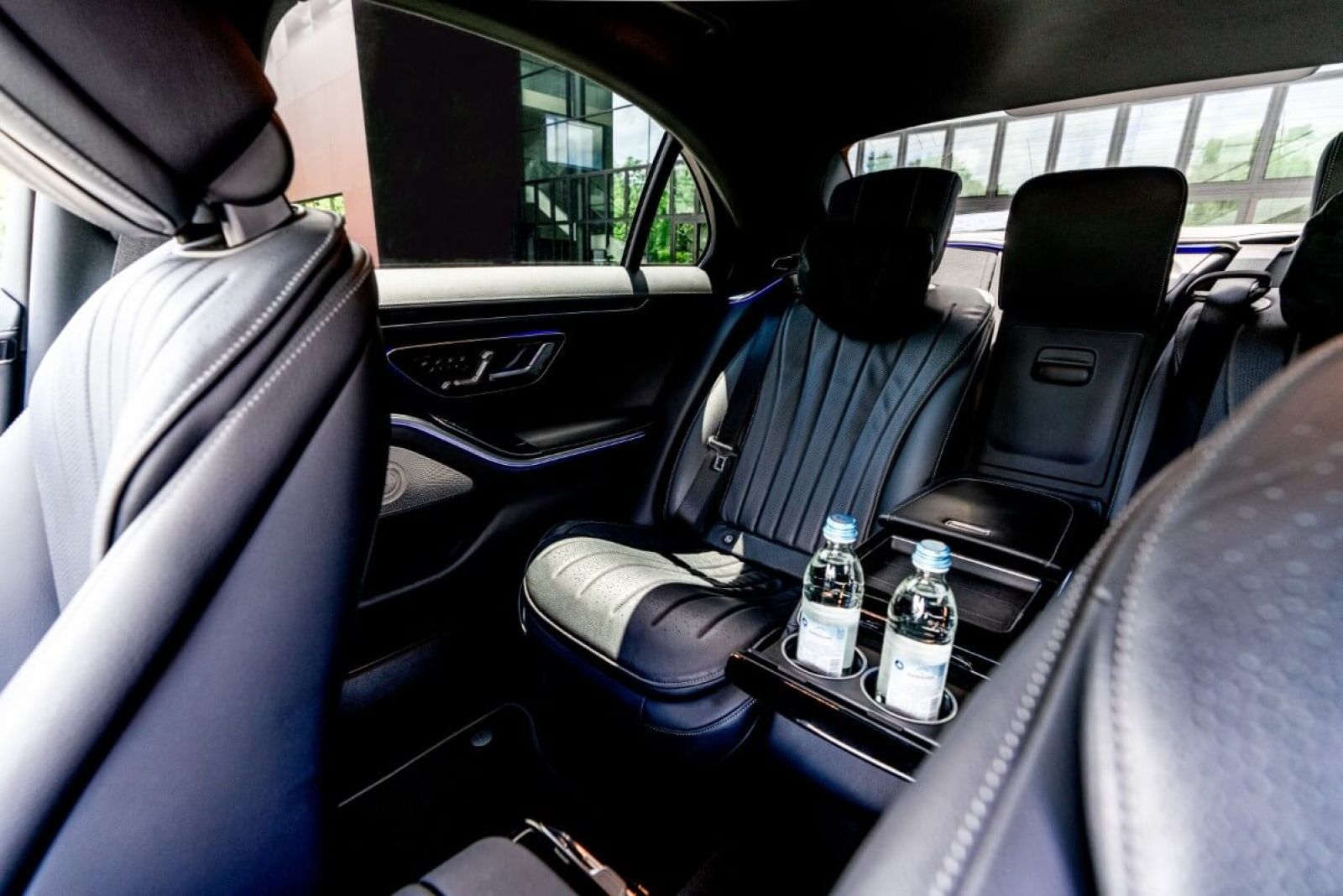 Limousine Mercedes S350 L 4matic interior back.