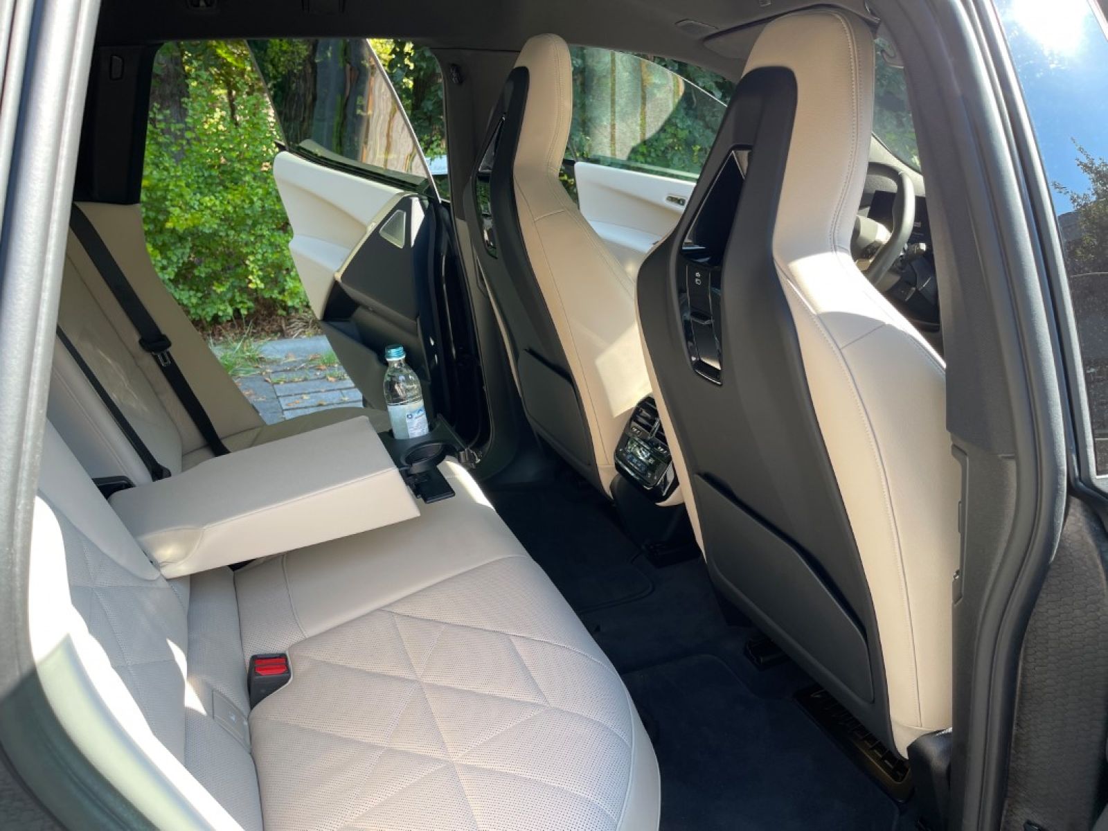 BMW iX xDrive50 (electric) interior back.