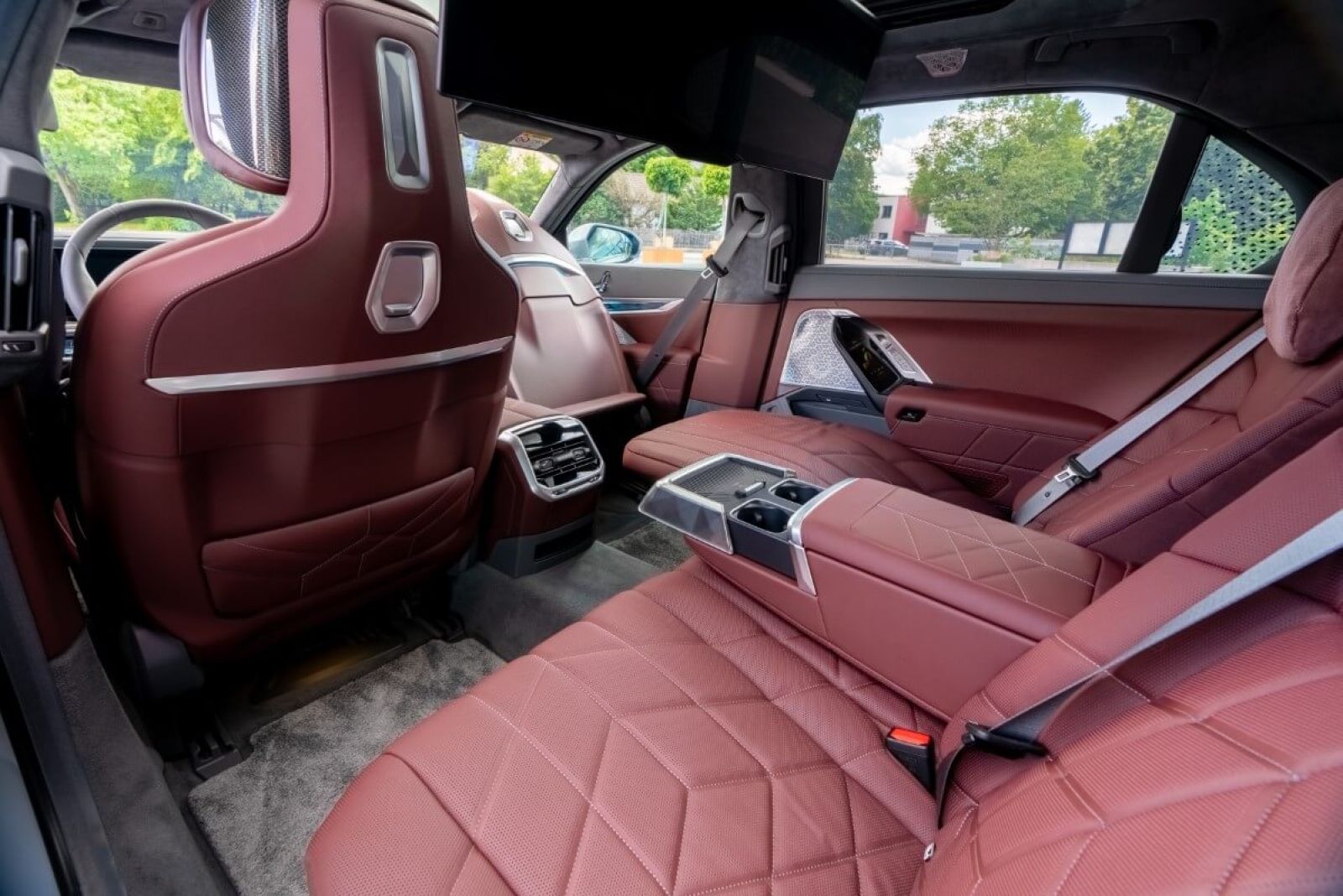 Limousine BMW i7 xDrive 60 interior back.