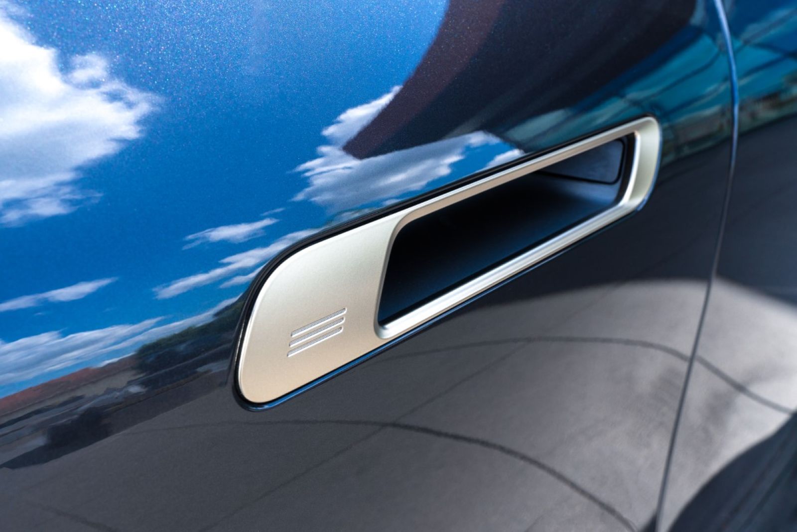 BMW iX xDrive50 (electric) details door handle.