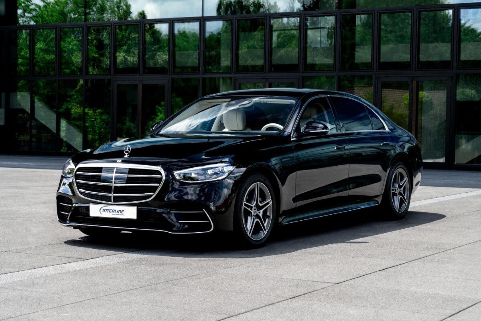Limousine Mercedes S450 L 4matic front view.