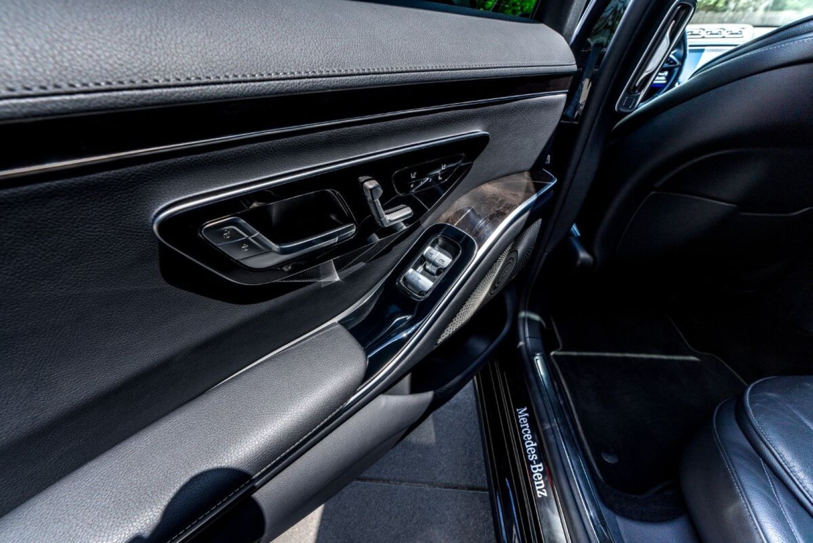 Limousine Mercedes S350 L 4matic interior door panel.