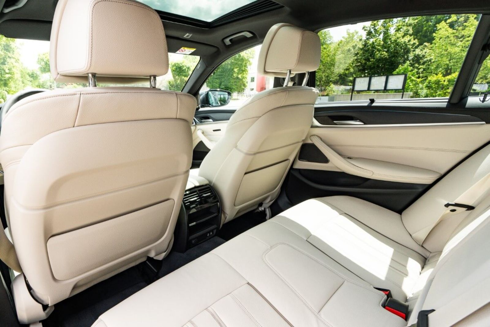 Limousine BMW 545e (hybrid) interior back.