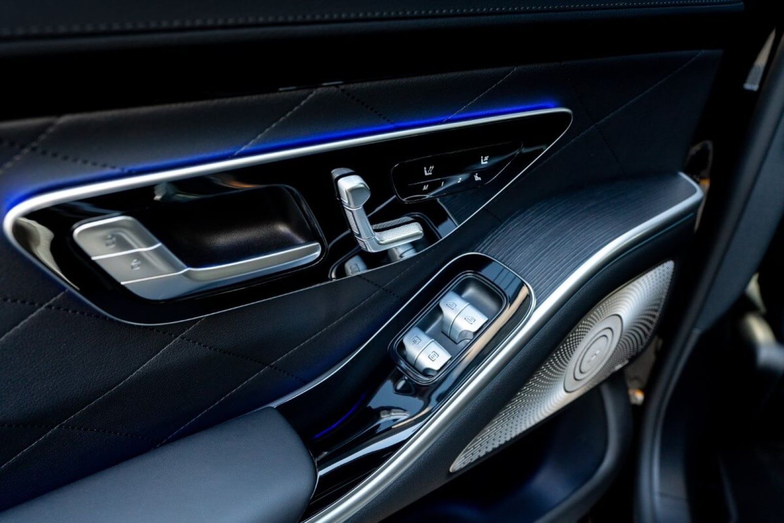 Limousine Mercedes S580 e L 4matic (hybrid) interior door panel.