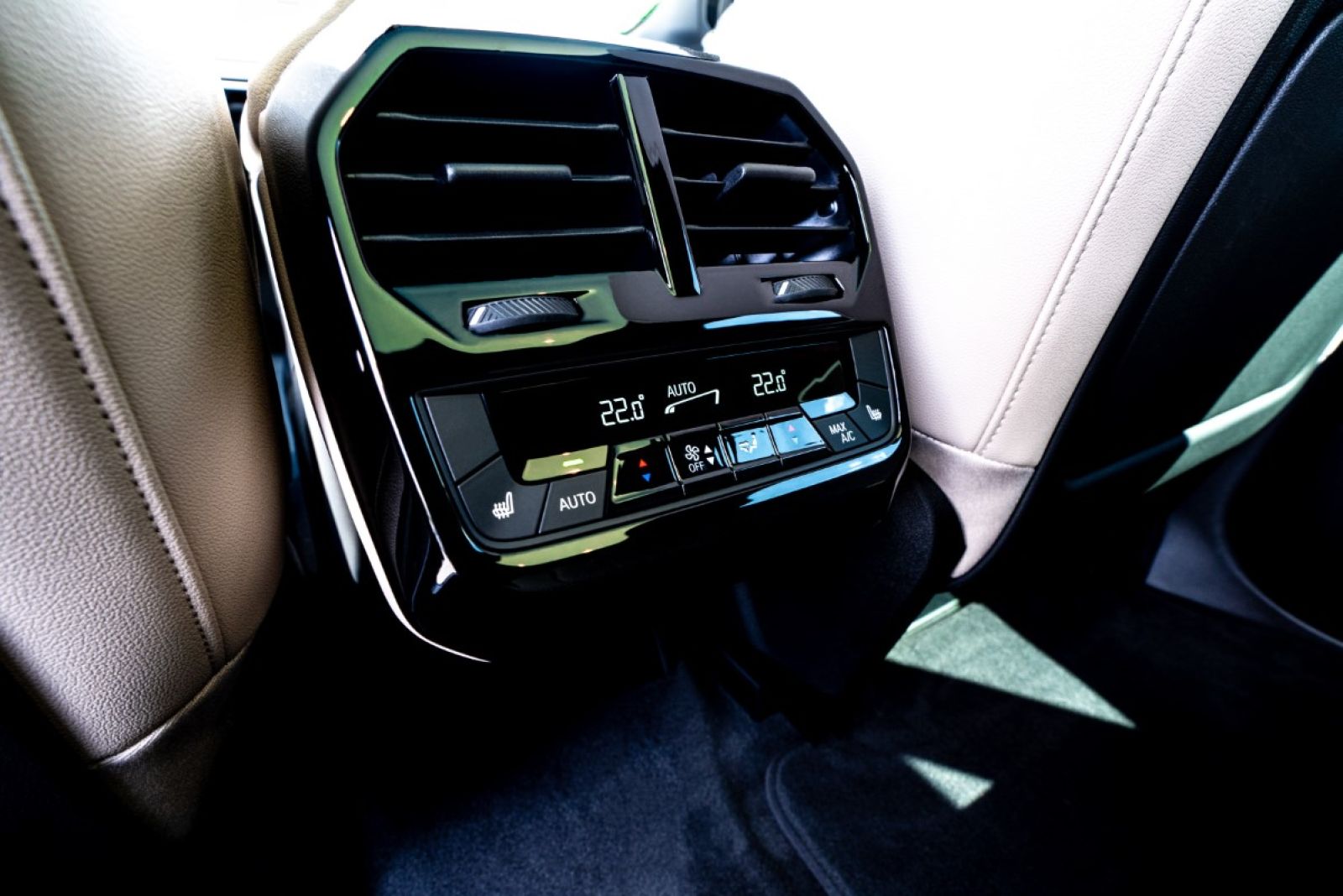 BMW iX xDrive50 (electric) interior middle console.