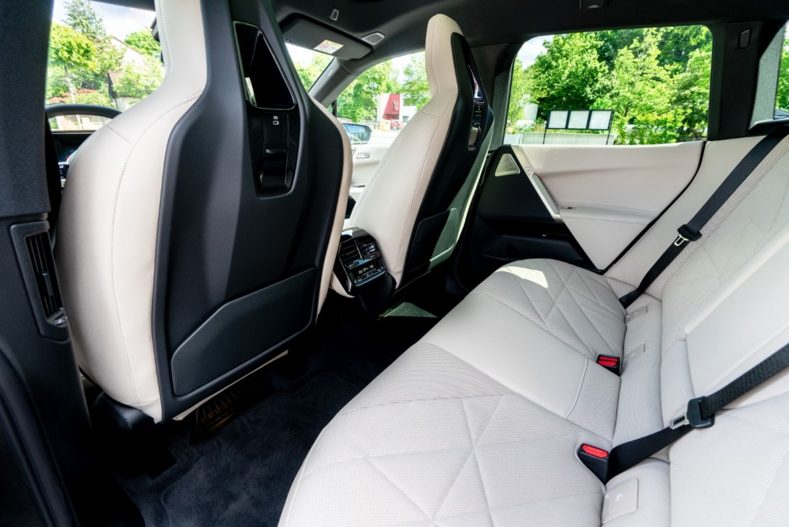 BMW iX xDrive50 (electric) Innenansicht Sitze hinten.